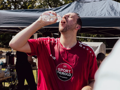 Abkühlung mit der Wasserflasche